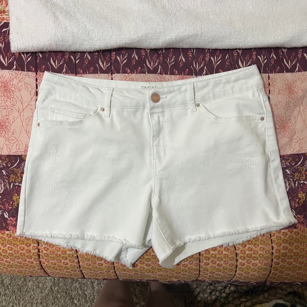 Time & True (14) White Slightly Distressed 5 Pocket Cut Off Shorts - Picture 8 of 8